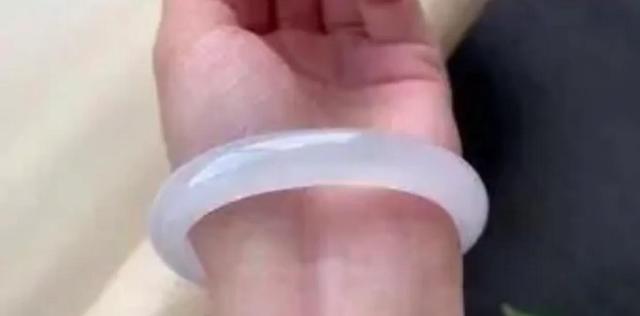 白冰玛瑙手镯怎么样白冰翡翠手镯-第4张图片-翡翠网 白冰玛瑙手镯怎么样白冰翡翠手镯-第4张图片-翡翠网