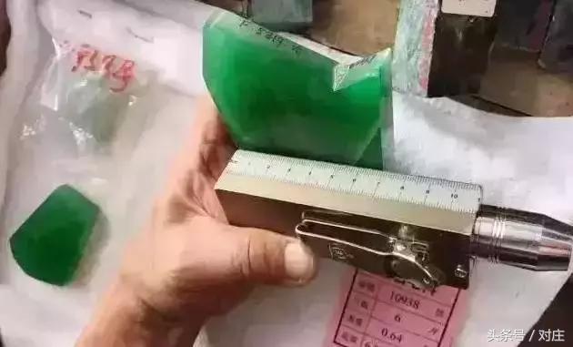 翡翠满绿价格,翡翠杂质和黑点的区别-第4张图片-翡翠网