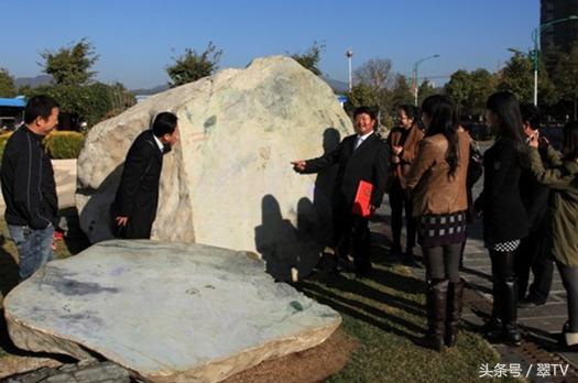 赌石什么叫切垮了切垮最大的翡翠原石-第3张图片-翡翠网 赌石什么叫切垮了切垮最大的翡翠原石-第3张图片-翡翠网