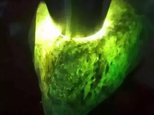 关于翡翠原石怎么切出蛋面的信息-第5张图片-翡翠网 关于翡翠原石怎么切出蛋面的信息-第5张图片-翡翠网