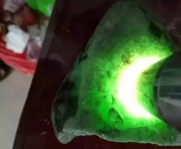 关于翡翠原石怎么切出蛋面的信息-第6张图片-翡翠网 关于翡翠原石怎么切出蛋面的信息-第6张图片-翡翠网