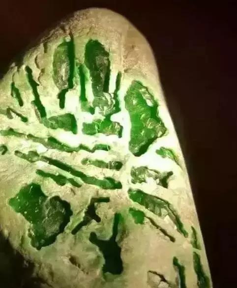 关于翡翠原石怎么切出蛋面的信息-第7张图片-翡翠网 关于翡翠原石怎么切出蛋面的信息-第7张图片-翡翠网