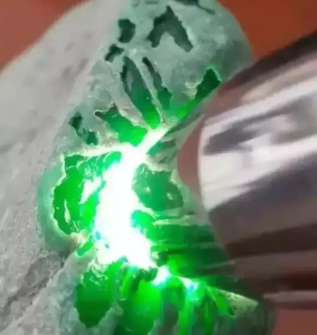 关于翡翠原石怎么切出蛋面的信息-第8张图片-翡翠网 关于翡翠原石怎么切出蛋面的信息-第8张图片-翡翠网