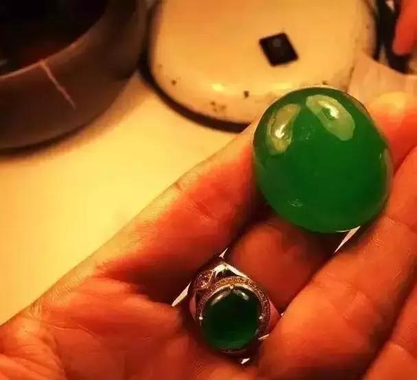 关于翡翠原石怎么切出蛋面的信息-第12张图片-翡翠网 关于翡翠原石怎么切出蛋面的信息-第12张图片-翡翠网