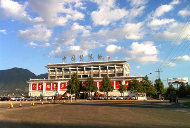 长沙翡翠原石加工几百块钱的翡翠是真的吗-第1张图片-翡翠网 长沙翡翠原石加工几百块钱的翡翠是真的吗-第1张图片-翡翠网