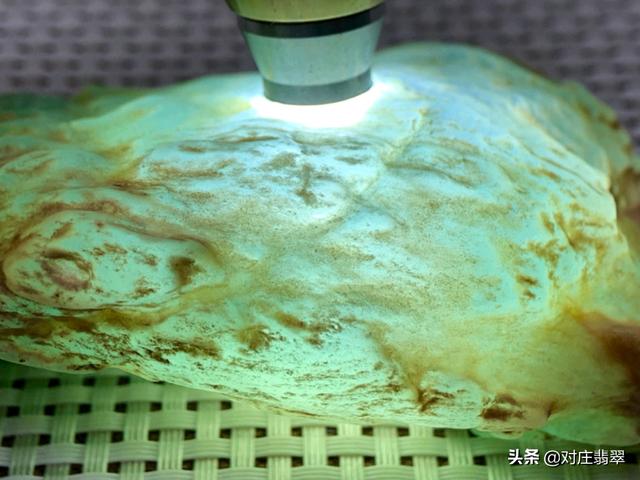 翡翠原石的色花的意思辣色翡翠原石图片-第1张图片-翡翠网 翡翠原石的色花的意思辣色翡翠原石图片-第1张图片-翡翠网