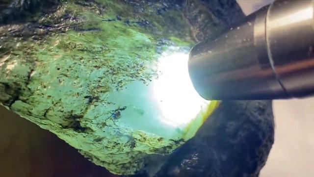 翡翠原石切口怎么卖,哪里可以买翡翠原石-第2张图片-翡翠网 翡翠原石切口怎么卖,哪里可以买翡翠原石-第2张图片-翡翠网