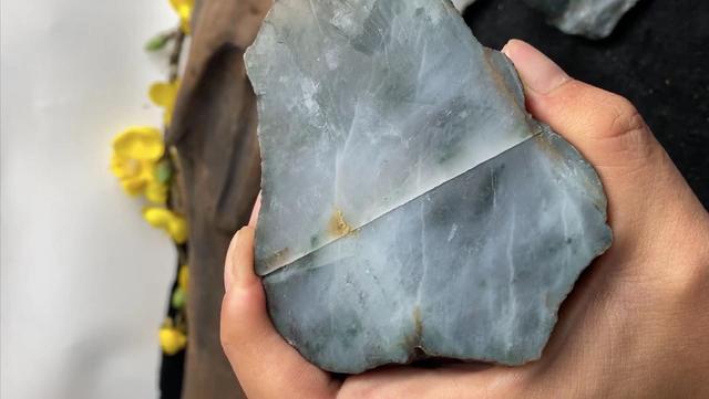 翡翠原石切口怎么卖,哪里可以买翡翠原石-第3张图片-翡翠网 翡翠原石切口怎么卖,哪里可以买翡翠原石-第3张图片-翡翠网