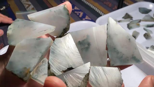 翡翠原石切口怎么卖,哪里可以买翡翠原石-第4张图片-翡翠网 翡翠原石切口怎么卖,哪里可以买翡翠原石-第4张图片-翡翠网