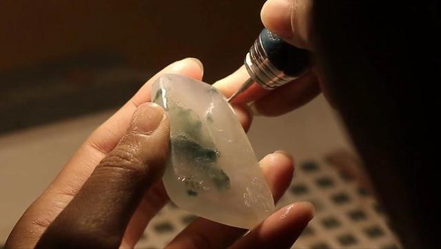 翡翠原石切口怎么卖,哪里可以买翡翠原石-第8张图片-翡翠网 翡翠原石切口怎么卖,哪里可以买翡翠原石-第8张图片-翡翠网