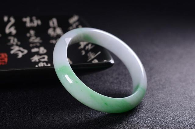 冰种翡翠手镯南阳翡翠手镯的价格-第3张图片-翡翠网 冰种翡翠手镯南阳翡翠手镯的价格-第3张图片-翡翠网