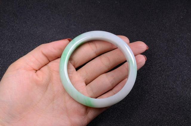 冰种翡翠手镯南阳翡翠手镯的价格-第6张图片-翡翠网 冰种翡翠手镯南阳翡翠手镯的价格-第6张图片-翡翠网