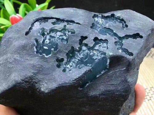 莫湾基原石上的白莽图,翡翠原石莫湾基来自什么场口-第1张图片-翡翠网 莫湾基原石上的白莽图,翡翠原石莫湾基来自什么场口-第1张图片-翡翠网