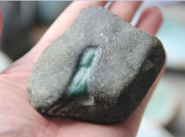 莫湾基原石上的白莽图,翡翠原石莫湾基来自什么场口-第3张图片-翡翠网 莫湾基原石上的白莽图,翡翠原石莫湾基来自什么场口-第3张图片-翡翠网