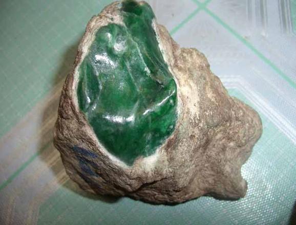 莫湾基原石上的白莽图,翡翠原石莫湾基来自什么场口-第5张图片-翡翠网 莫湾基原石上的白莽图,翡翠原石莫湾基来自什么场口-第5张图片-翡翠网