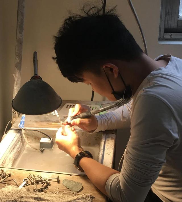 包含羽化成蝶翡翠知识的词条-第3张图片-翡翠网 包含羽化成蝶翡翠知识的词条-第3张图片-翡翠网