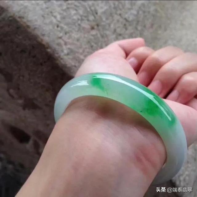 翡翠正圈手镯视频翡翠手镯有裂纹怎么办-第1张图片-翡翠网 翡翠正圈手镯视频翡翠手镯有裂纹怎么办-第1张图片-翡翠网