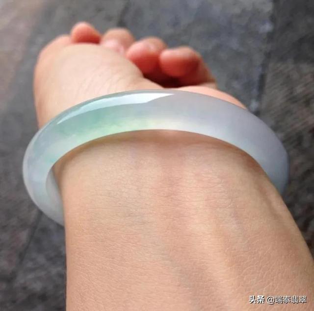 翡翠正圈手镯视频翡翠手镯有裂纹怎么办-第2张图片-翡翠网 翡翠正圈手镯视频翡翠手镯有裂纹怎么办-第2张图片-翡翠网