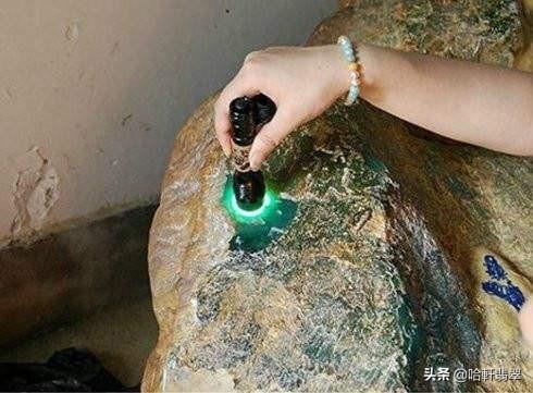 万科20亿翡翠原石开局一块变20万-第5张图片-翡翠网 万科20亿翡翠原石开局一块变20万-第5张图片-翡翠网