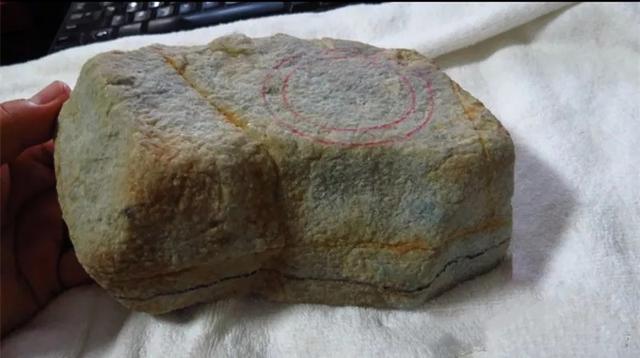 翡翠白冰种和晴水种哪个好些,冰种白翡翠原石-第1张图片-翡翠网 翡翠白冰种和晴水种哪个好些,冰种白翡翠原石-第1张图片-翡翠网