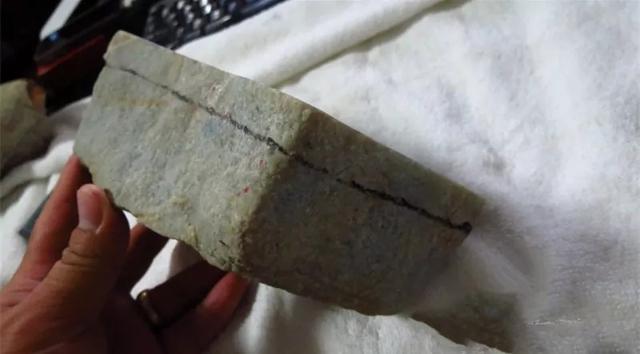 翡翠白冰种和晴水种哪个好些,冰种白翡翠原石-第2张图片-翡翠网 翡翠白冰种和晴水种哪个好些,冰种白翡翠原石-第2张图片-翡翠网