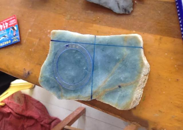 翡翠白冰种和晴水种哪个好些,冰种白翡翠原石-第3张图片-翡翠网 翡翠白冰种和晴水种哪个好些,冰种白翡翠原石-第3张图片-翡翠网