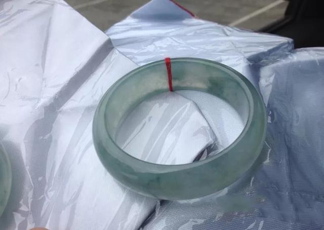 翡翠白冰种和晴水种哪个好些,冰种白翡翠原石-第6张图片-翡翠网 翡翠白冰种和晴水种哪个好些,冰种白翡翠原石-第6张图片-翡翠网