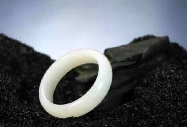 全绿翡翠手镯价格带绿的镯子大概多少钱-第4张图片-翡翠网 全绿翡翠手镯价格带绿的镯子大概多少钱-第4张图片-翡翠网