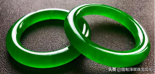 油青绿翡翠手镯不透明青绿不透明玉手镯-第2张图片-翡翠网 油青绿翡翠手镯不透明青绿不透明玉手镯-第2张图片-翡翠网