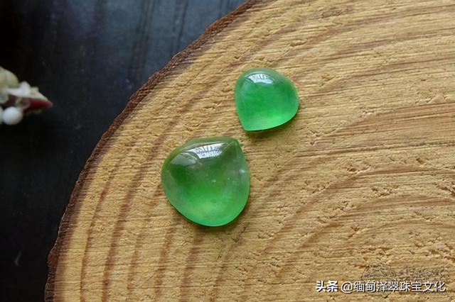 油青绿翡翠手镯不透明青绿不透明玉手镯-第6张图片-翡翠网 油青绿翡翠手镯不透明青绿不透明玉手镯-第6张图片-翡翠网