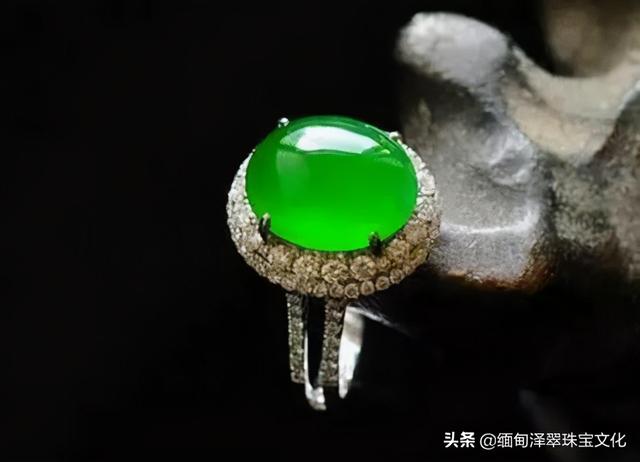 油青绿翡翠手镯不透明青绿不透明玉手镯-第8张图片-翡翠网 油青绿翡翠手镯不透明青绿不透明玉手镯-第8张图片-翡翠网