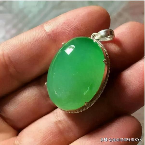 油青绿翡翠手镯不透明青绿不透明玉手镯-第10张图片-翡翠网 油青绿翡翠手镯不透明青绿不透明玉手镯-第10张图片-翡翠网