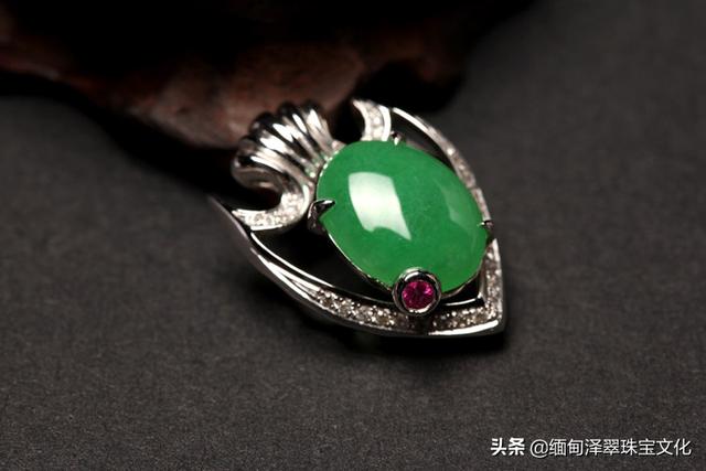 油青绿翡翠手镯不透明青绿不透明玉手镯-第12张图片-翡翠网 油青绿翡翠手镯不透明青绿不透明玉手镯-第12张图片-翡翠网