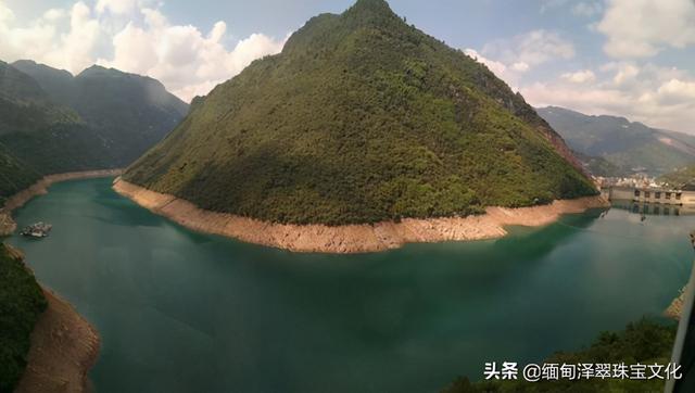 油青绿翡翠手镯不透明青绿不透明玉手镯-第23张图片-翡翠网 油青绿翡翠手镯不透明青绿不透明玉手镯-第23张图片-翡翠网