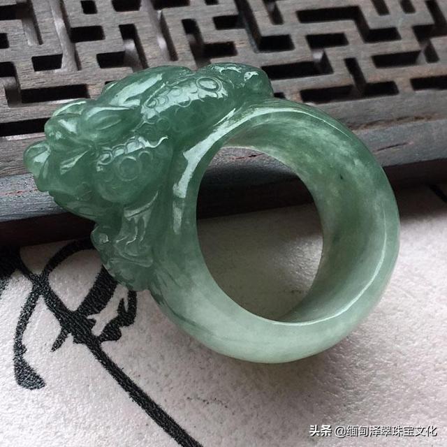 油青绿翡翠手镯不透明青绿不透明玉手镯-第30张图片-翡翠网 油青绿翡翠手镯不透明青绿不透明玉手镯-第30张图片-翡翠网