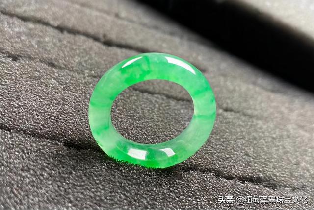 油青绿翡翠手镯不透明青绿不透明玉手镯-第33张图片-翡翠网 油青绿翡翠手镯不透明青绿不透明玉手镯-第33张图片-翡翠网