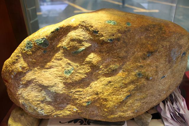 缅甸翡翠贵吗翡翠原石贵不贵翡翠原石是什么-第2张图片-翡翠网 缅甸翡翠贵吗翡翠原石贵不贵翡翠原石是什么-第2张图片-翡翠网