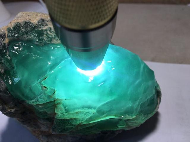 缅甸翡翠贵吗翡翠原石贵不贵翡翠原石是什么-第4张图片-翡翠网 缅甸翡翠贵吗翡翠原石贵不贵翡翠原石是什么-第4张图片-翡翠网