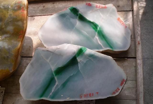 缅甸翡翠贵吗翡翠原石贵不贵翡翠原石是什么-第6张图片-翡翠网 缅甸翡翠贵吗翡翠原石贵不贵翡翠原石是什么-第6张图片-翡翠网