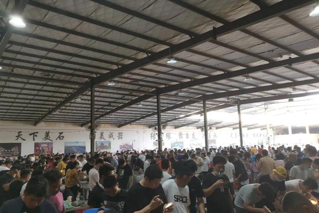 缅甸翡翠贵吗翡翠原石贵不贵翡翠原石是什么-第8张图片-翡翠网 缅甸翡翠贵吗翡翠原石贵不贵翡翠原石是什么-第8张图片-翡翠网