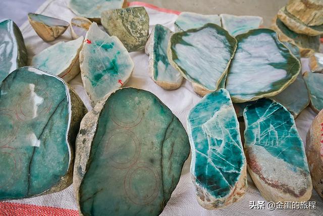 翡翠原石在什么地方卖出,翡翠原石场口有哪些-第6张图片-翡翠网 翡翠原石在什么地方卖出,翡翠原石场口有哪些-第6张图片-翡翠网