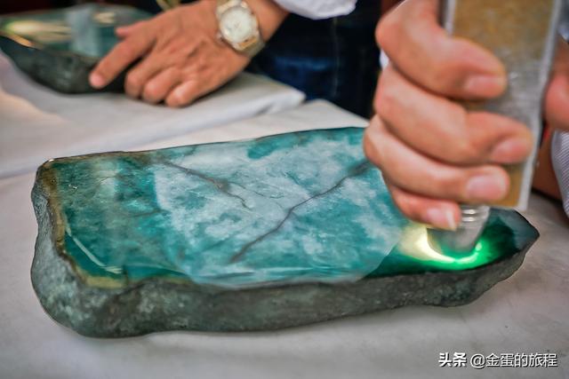 翡翠原石在什么地方卖出,翡翠原石场口有哪些-第8张图片-翡翠网 翡翠原石在什么地方卖出,翡翠原石场口有哪些-第8张图片-翡翠网