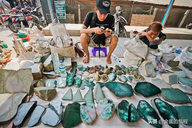 翡翠原石在什么地方卖出,翡翠原石场口有哪些-第16张图片-翡翠网 翡翠原石在什么地方卖出,翡翠原石场口有哪些-第16张图片-翡翠网