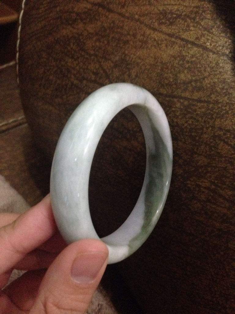 翡翠手镯有裂纹容易断裂吗,翡翠手镯的石裂能再生吗-第1张图片-翡翠网 翡翠手镯有裂纹容易断裂吗,翡翠手镯的石裂能再生吗-第1张图片-翡翠网