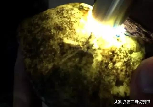 翡翠皮价格,白沙皮翡翠原石-第4张图片-翡翠网 翡翠皮价格,白沙皮翡翠原石-第4张图片-翡翠网