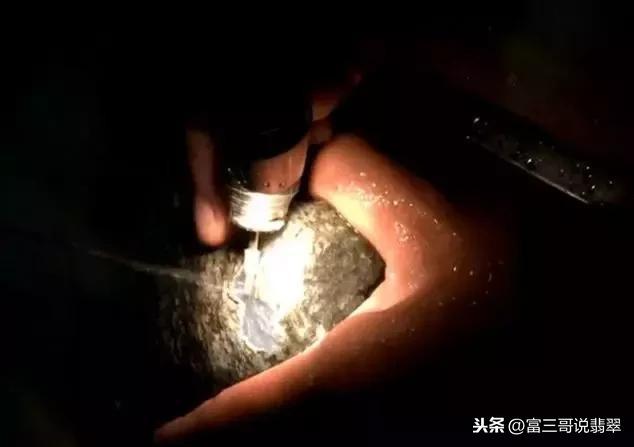翡翠皮价格,白沙皮翡翠原石-第5张图片-翡翠网 翡翠皮价格,白沙皮翡翠原石-第5张图片-翡翠网