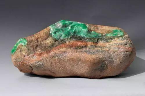 玻璃种帝王绿48亿手镯翡翠原石是按斤卖的吗-第8张图片-翡翠网 玻璃种帝王绿48亿手镯翡翠原石是按斤卖的吗-第8张图片-翡翠网