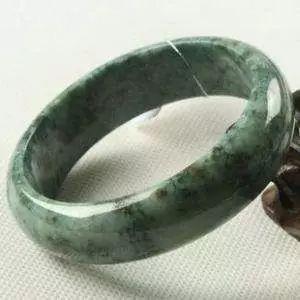 玻璃种帝王绿48亿手镯翡翠原石是按斤卖的吗-第32张图片-翡翠网 玻璃种帝王绿48亿手镯翡翠原石是按斤卖的吗-第32张图片-翡翠网