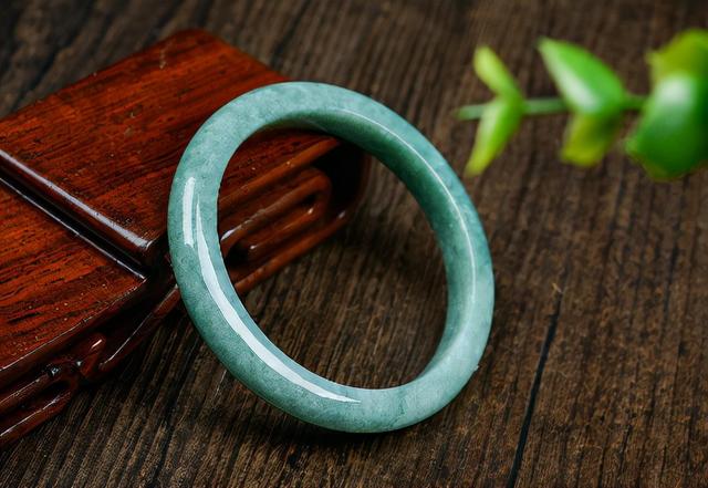 翡翠手镯表面摸起来不光滑翡翠玉镯表面刮痕-第2张图片-翡翠网 翡翠手镯表面摸起来不光滑翡翠玉镯表面刮痕-第2张图片-翡翠网