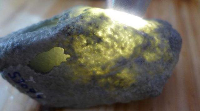 翡翠原石白雾打灯表现后江翡翠原石打灯黄雾-第5张图片-翡翠网 翡翠原石白雾打灯表现后江翡翠原石打灯黄雾-第5张图片-翡翠网